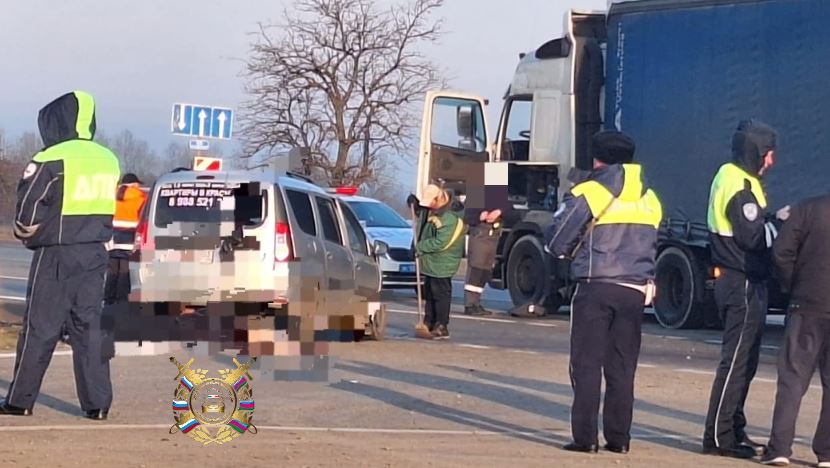 Грузовик снёс легковушку на трассе в Северском районе